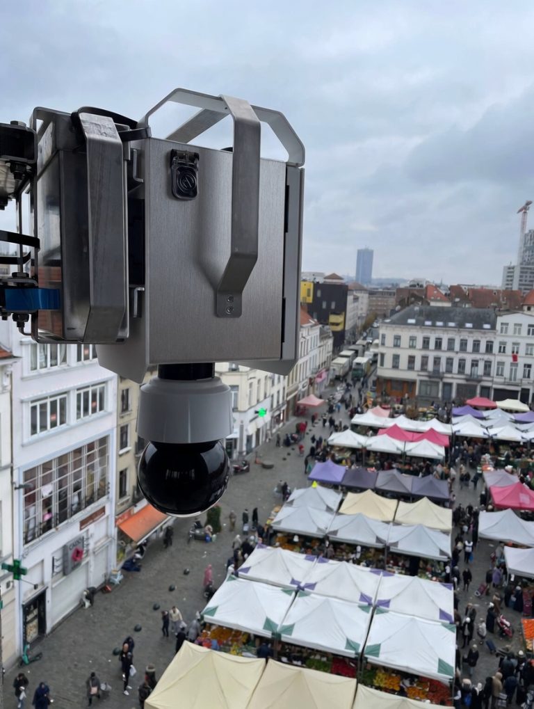 Caméra de sécurité mobile offrant une vue panoramique sur le marché