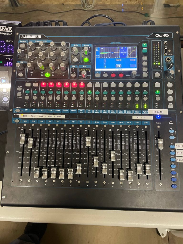Système de sonorisation professionnel avec enceintes, amplificateurs et console de mixage en live