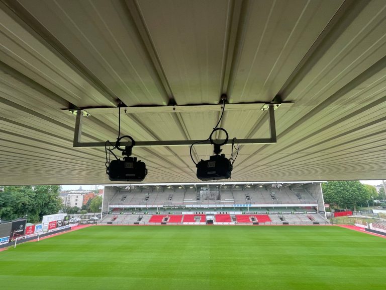 Caméra VAR Video Assistant Referee installée dans un stade de football