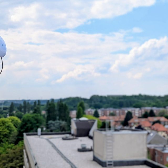 Antenne hertzienne relais de télécommunications sur pylône, technologie micro-ondes et transmission hertzienne